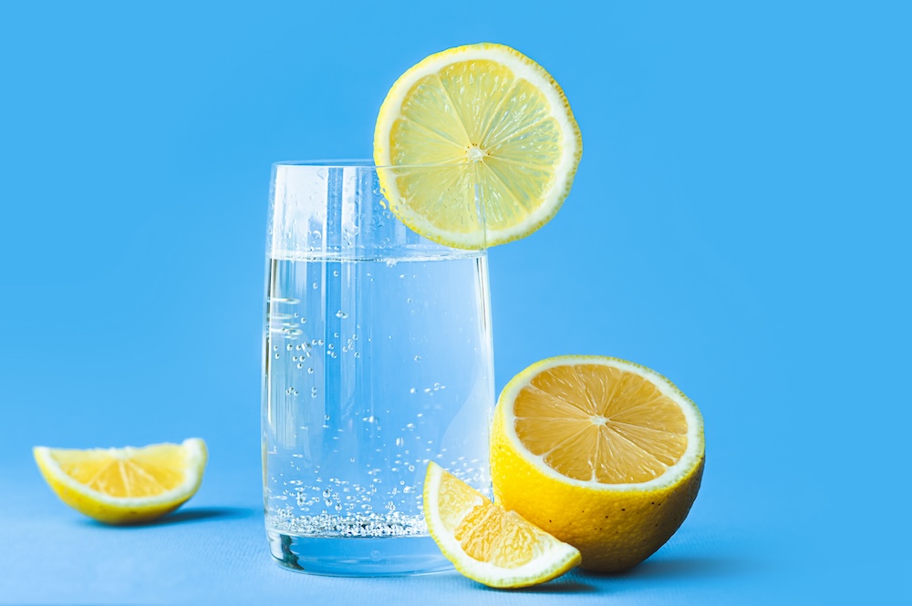 agua con gas y limón
